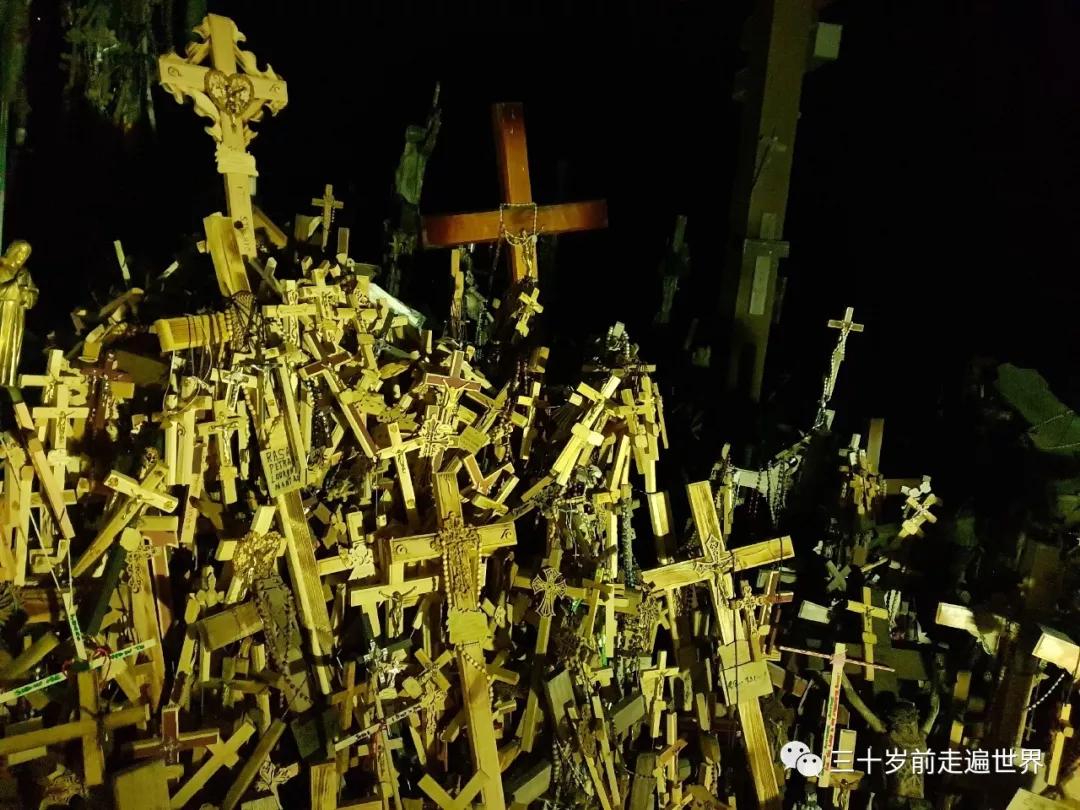 世界上最神秘的朝圣地里面放置了20万个十字架自驾环球