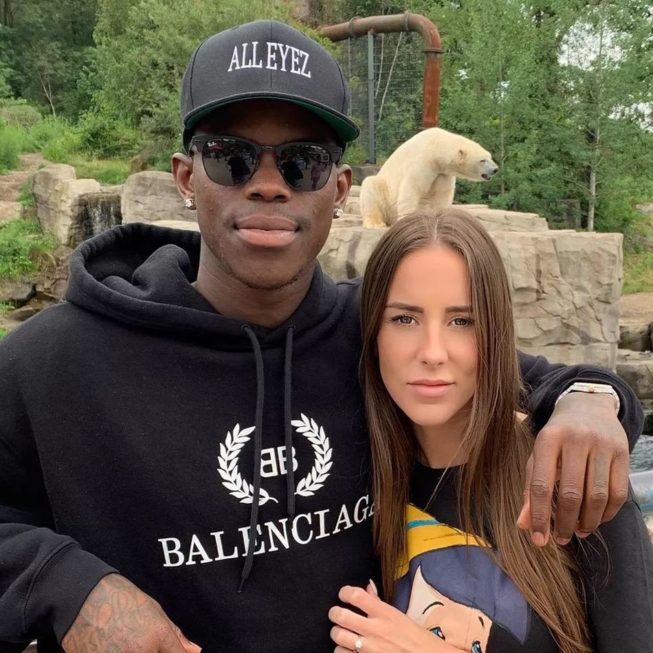 以下是施罗德妻子的生活照:如今正式结婚,艾伦将随夫姓,名字改为艾伦