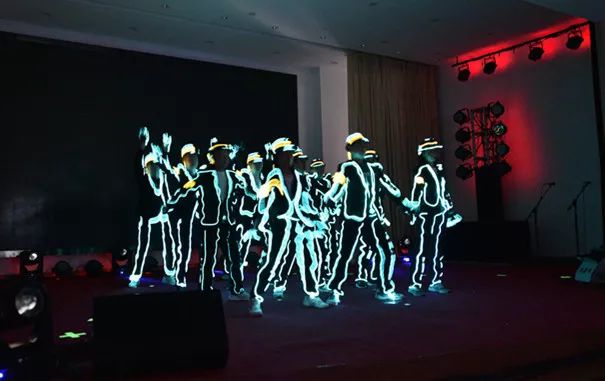 当晚6点整,全场熄灯,晚会在市政公司的激光舞《青春二十,yeah!