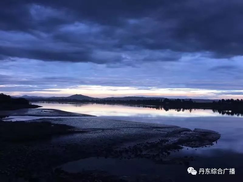 今天夜間到明天白天,小到中雨轉多雲,局部雨量偏大,並伴有雷電,短時強