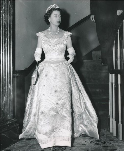 品品女王伊丽莎白的高级定制礼服