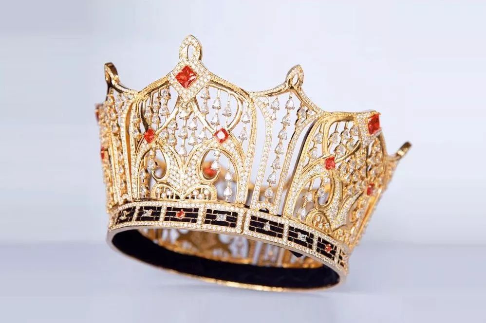 泰国选美:扮野猪,学鸡叫,男变女,只为一顶600万的钻冠?_王冠