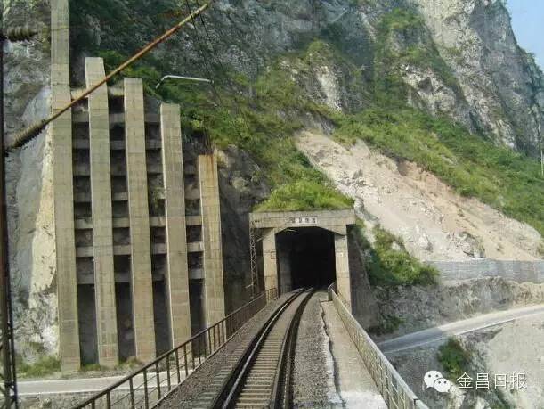温泉隧道出口的山体铆固工程成昆铁路上最大的勒古洛夺泥石流导槽绵川