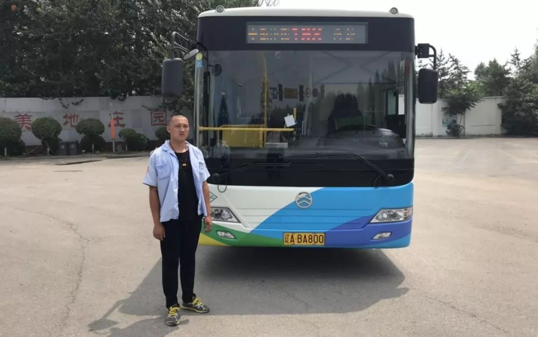 早上,沈阳一路口,一辆货车为躲避前车突然侧翻,司机受伤被困驾驶室