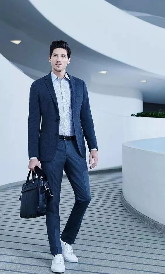 穿蓝色西装,鞋子应该怎么选?这样穿就很得体