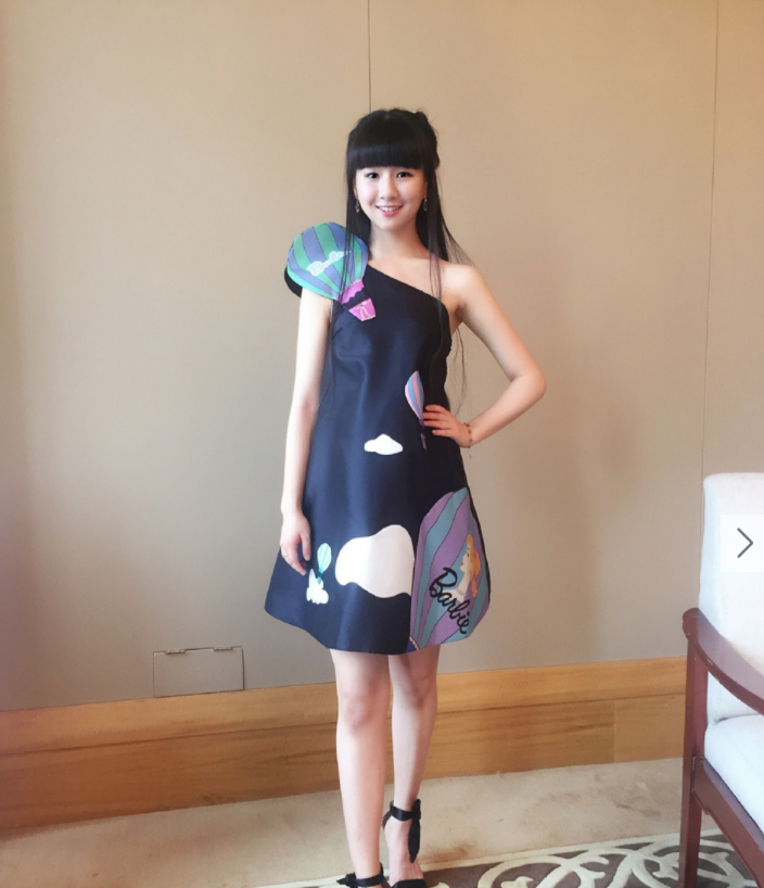 原创20岁小彩旗大变样!剪掉及腰长发身材发福,再难与杨丽萍跳孔雀舞