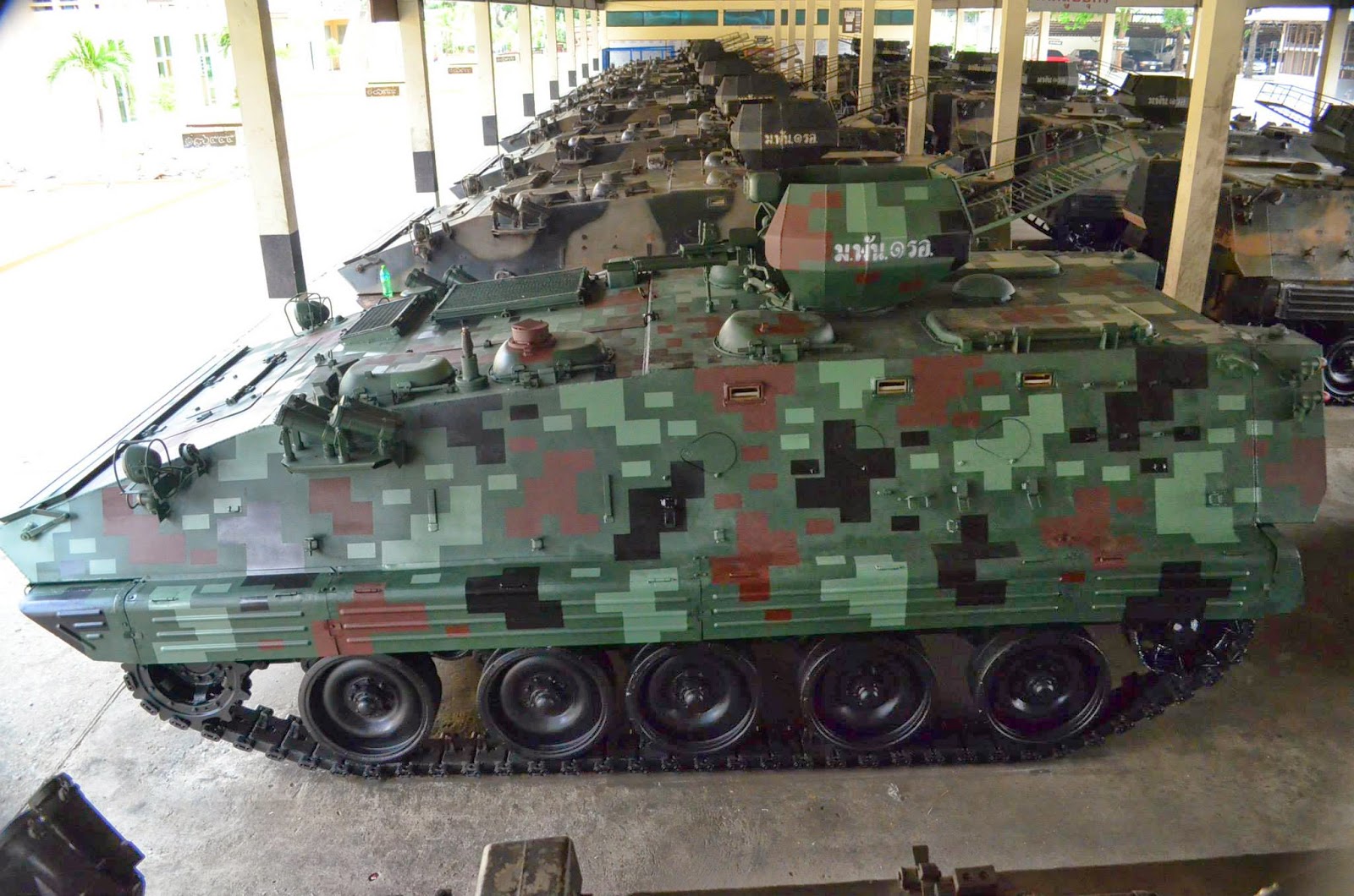 泰军为中国造装甲车换数码迷彩旧报纸派上用场