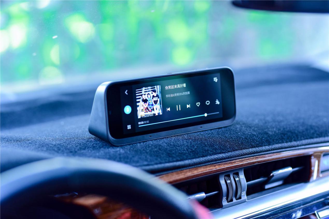 让行车不在乏味,连上网络之后,我们可以通过语音助手小迈,让它根据你