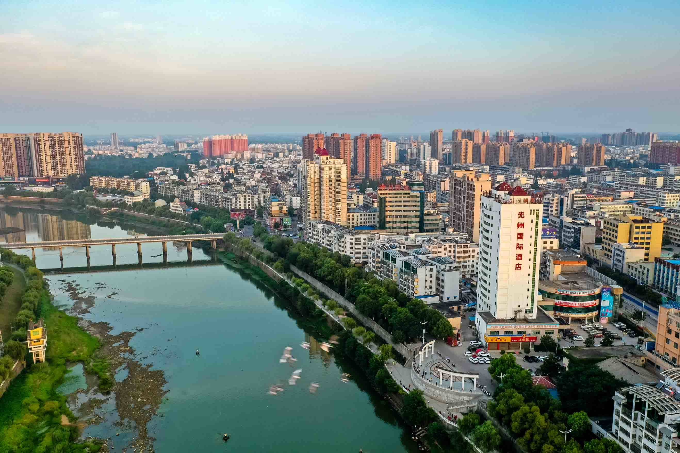 潢河岸畔古老的捕鱼方式渔鹰捕鱼表演