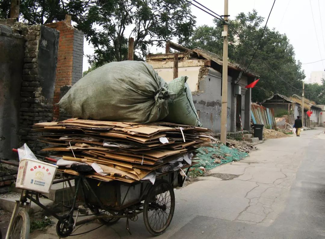 当天上午八点半左右,刘某骑着自己的电动三轮车熟门熟路地来到公司楼