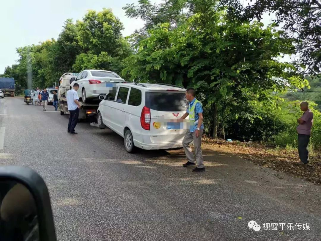 惊险平乐又发生一起交通事故现场有人倒地不起