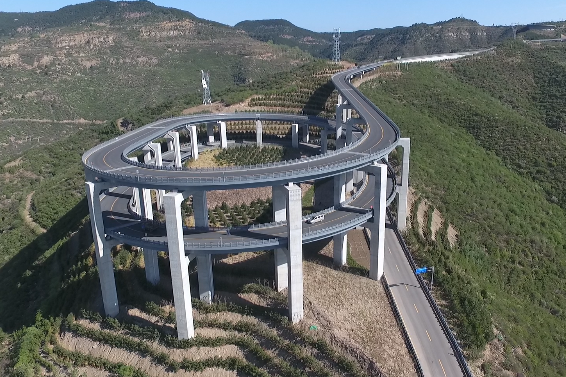 太原市壮观的天龙山盘山公路三层环形高架桥外形很独特