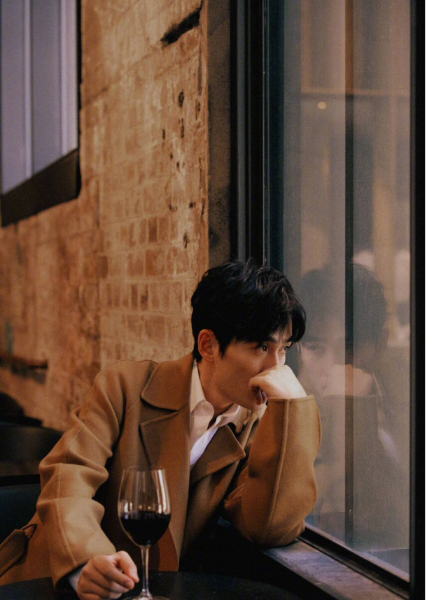 神仙颜值朱一龙白色衬衣在阳光下显得格外高雅