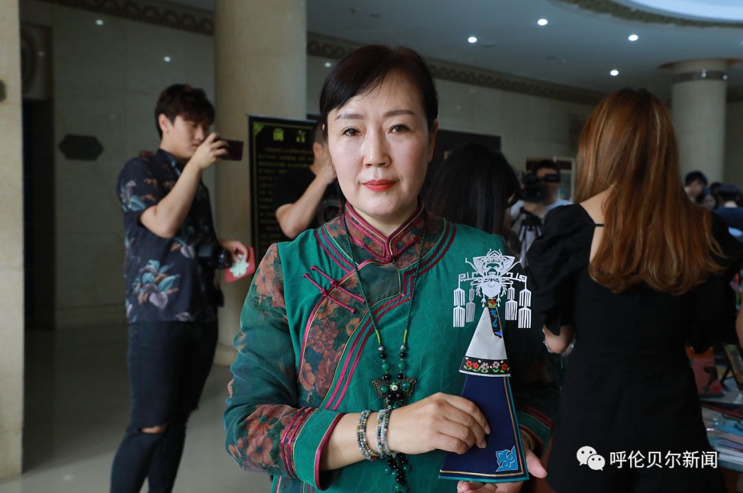 哈尼卡达斡尔女孩子的芭比娃娃