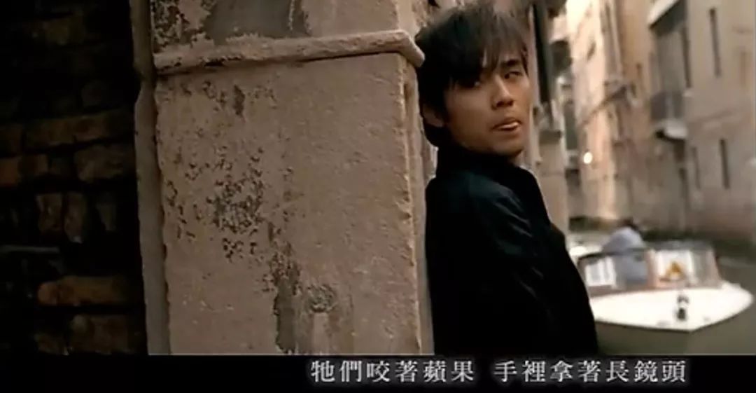 《四面楚歌》收录于《十一月的萧邦》.