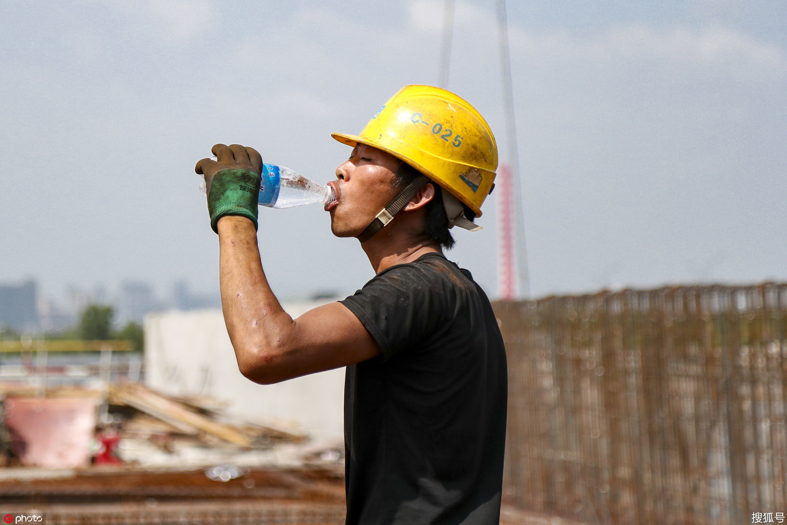 杭州亚运场馆工人避开高温作业凉茶空调好休息