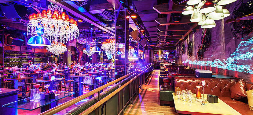 苏荷酒吧采用后工业时代的装修风格,充满着复古文化韵味,带给你别样的