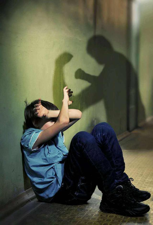 女孩被校园霸凌"跪下喊爸爸":比殴打辱骂更可恨的事