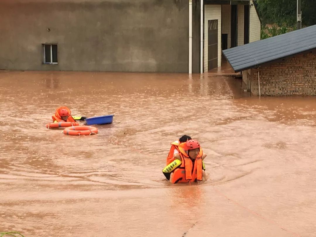 暴雨導致丹稜縣,洪雅縣部分地區出現洪澇災害,幾處道路因山體滑坡中斷