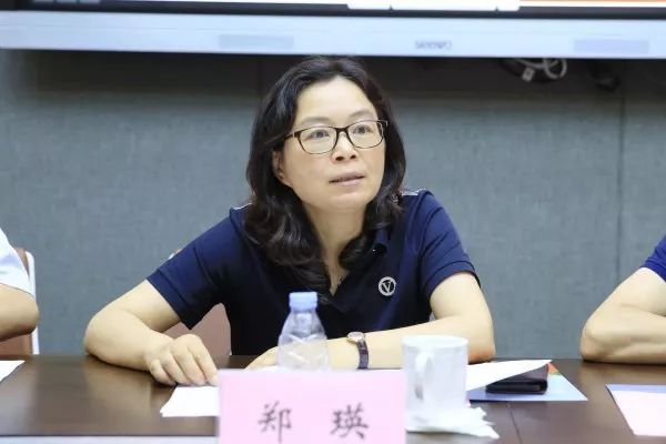 市教委人事处处长李兴华,市教育人才交流服务中心主任江明,市教委人事