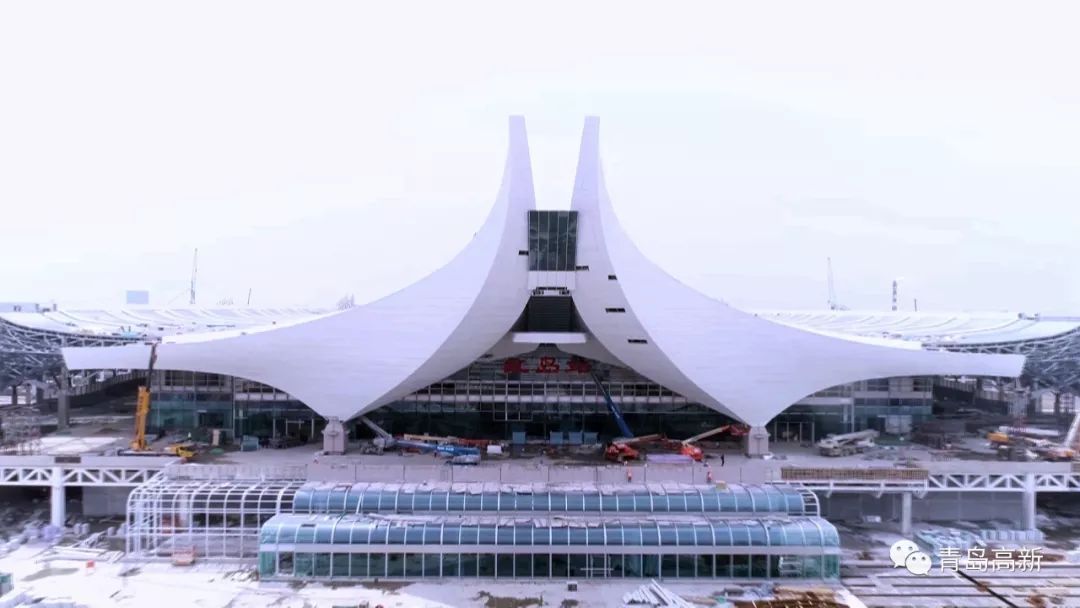 近日记者在项目现场看到,建设者们正在为红岛火车站的早日竣工忙碌着.