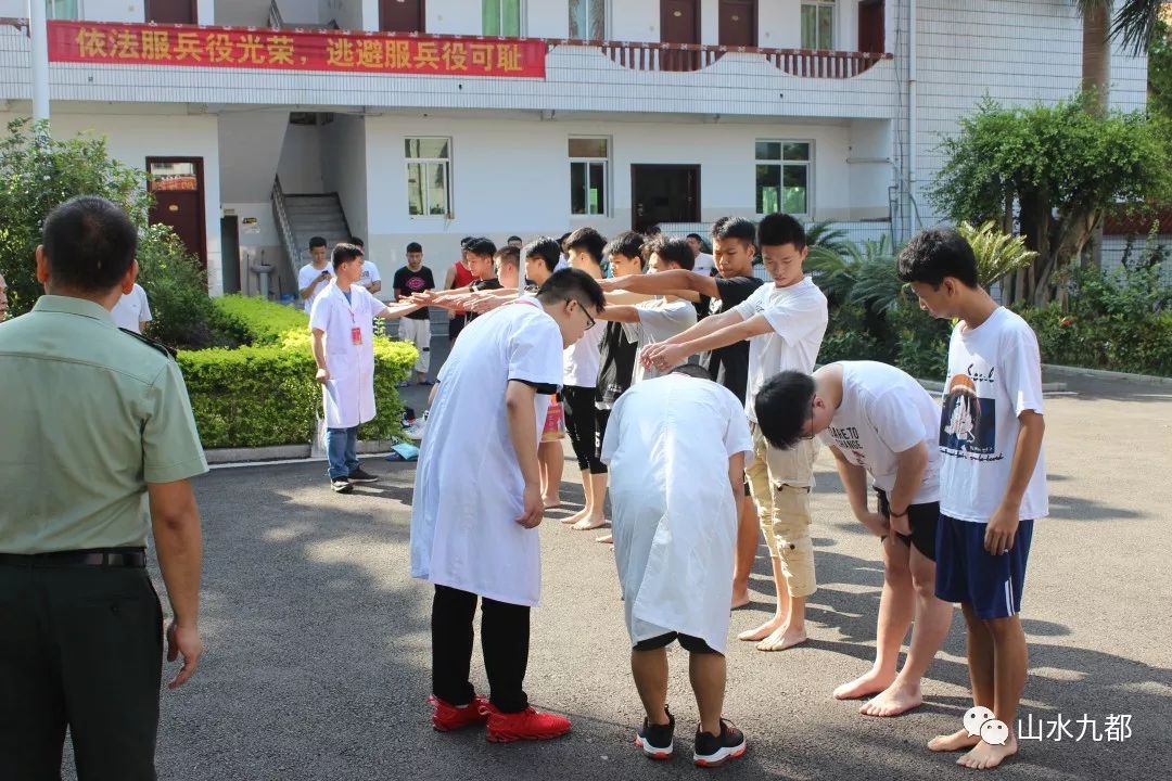 市征兵体检组到我镇开展初检工作,把好征兵体检第一关,为国家输送优质