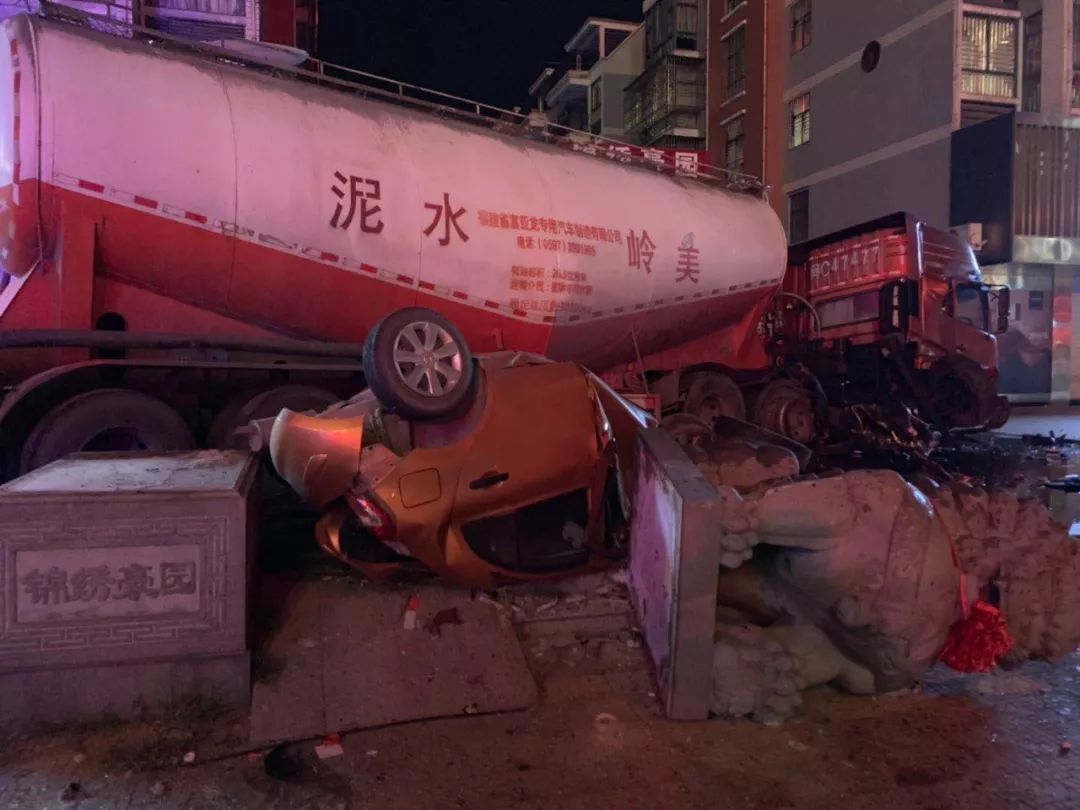 渔溪发生交通事故,水泥车翻车漏一地柴油,惊险!