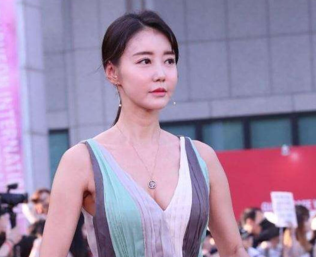 她是韩国性感女星,靠演情色电影走红,为挣钱参加这样的活动_金花媛