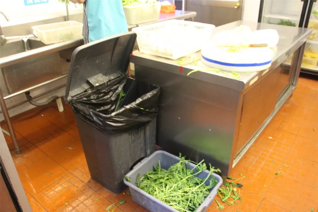 垃圾桶未加盖刀具,砧板混用水果间内放置苍蝇拍等杂物映象丰安地址