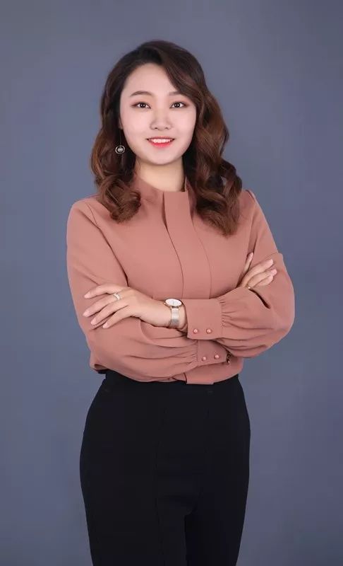 刘雪宁师从于著名播音员薛飞老师.