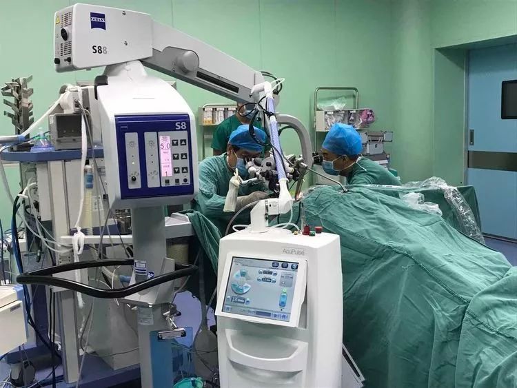 这也是首例利用支撑喉镜下co2激光辅助显微镜下喉癌手术