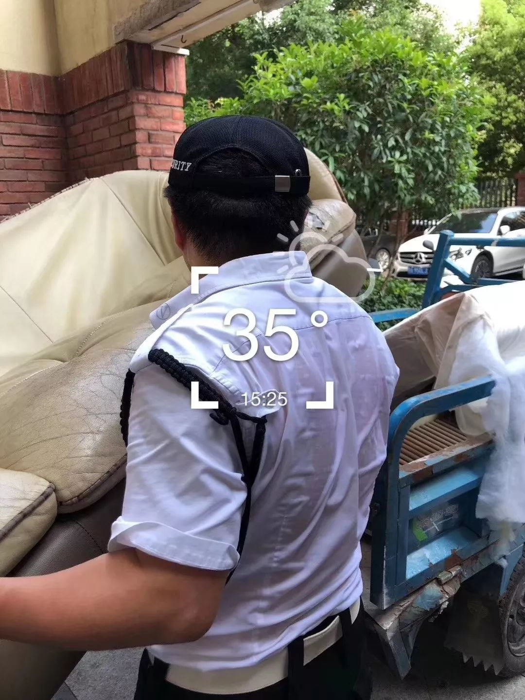 35度高温下被汗水浸透的责任感