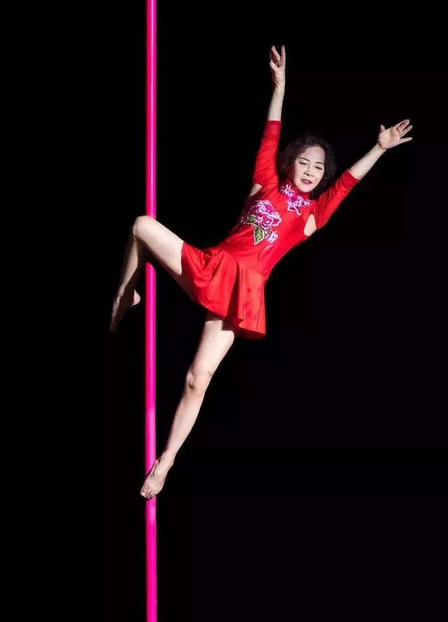 73岁奶奶跳钢管舞9年,身材完爆少女:优雅老去,才是女人的终极梦想