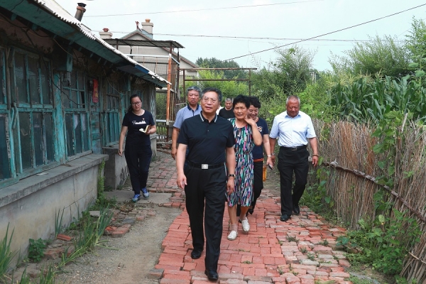 二道区委书记黄宪昱赴双阳奢岭镇新安村走访慰问贫困户