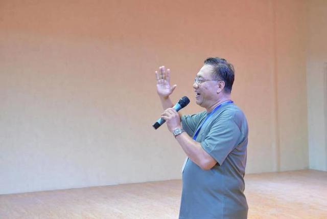 画家郑建芳绘巨幅牡丹喜迎二青会邀名家题词题跋颂家乡