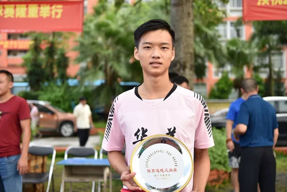 普宁和普宁侨中夺得;初中男子组冠亚季分别由普宁,育英中学