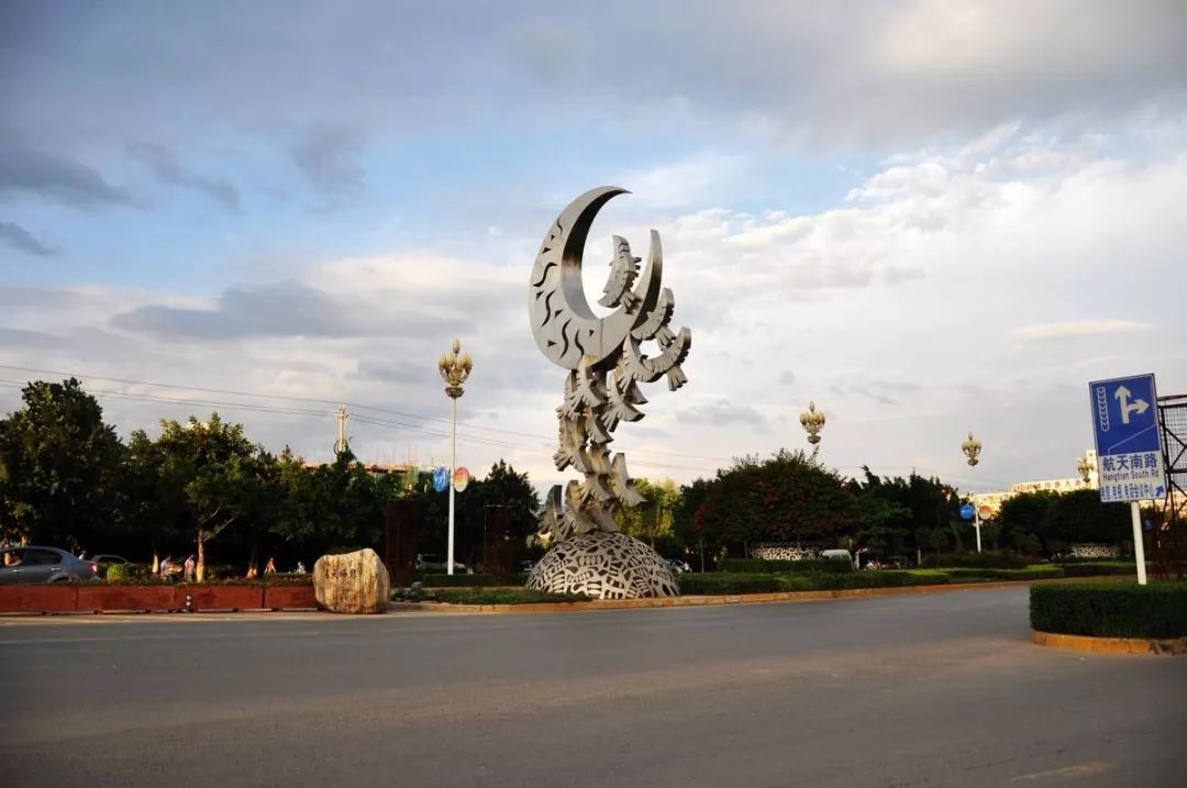 其中西昌作为热门旅游地之一,各处的旅游景点拥有别具特色的自然风光