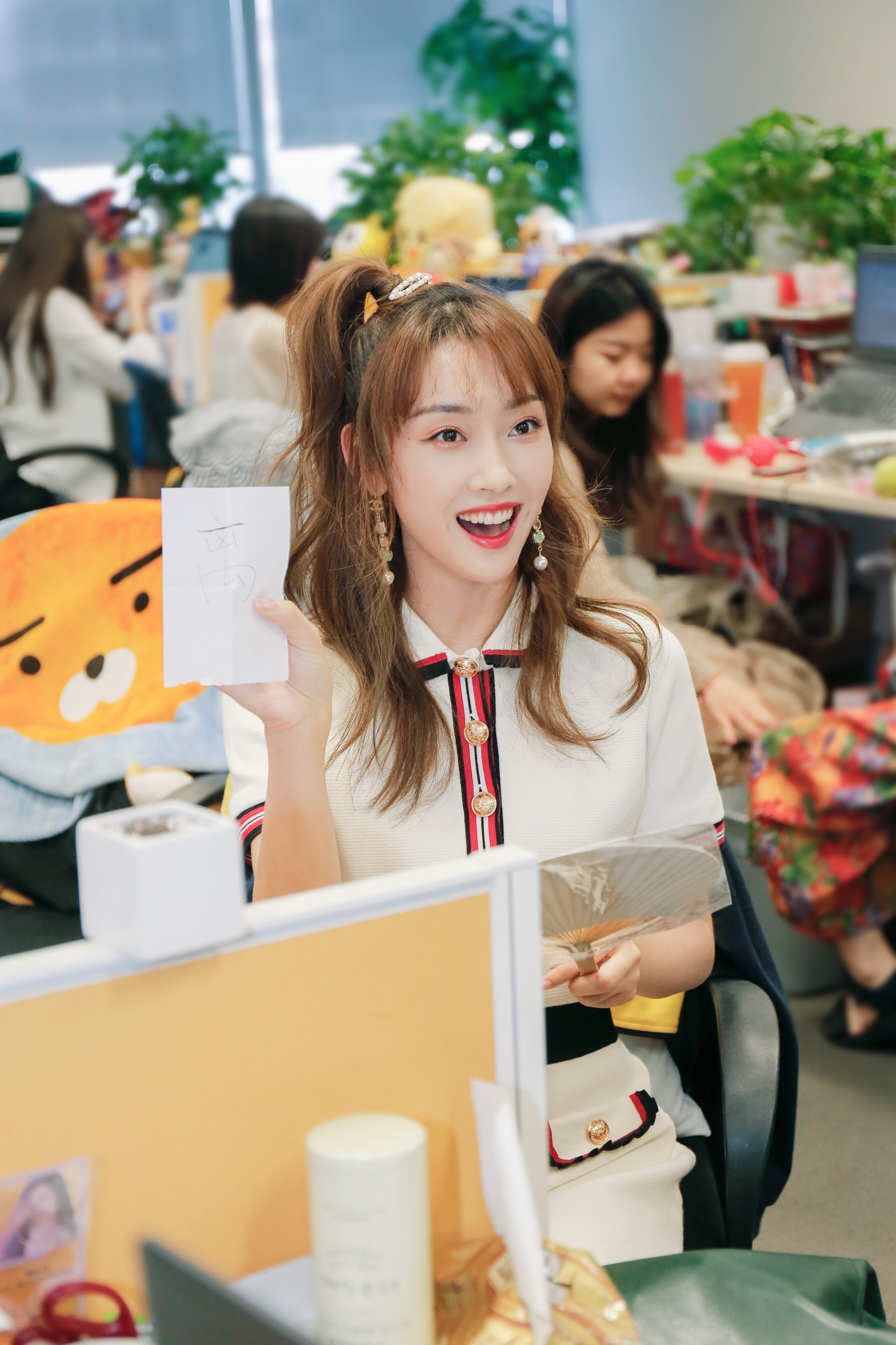 剧中虐心剧外暖心,昨日宣璐现身某网站直播扫楼,为编辑们送上江厌离