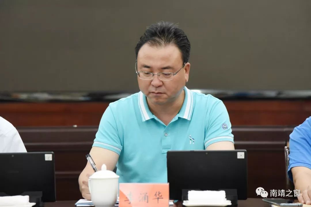 县委常委,常务副县长詹文华通报并分析上半年全县经济运行情况.