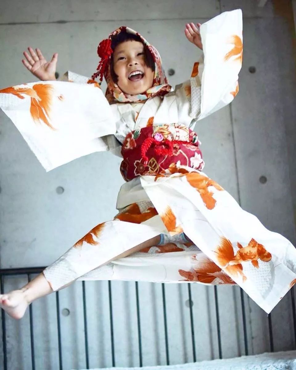 被 ins 上这位不爱笑日本小女孩,可爱到了!