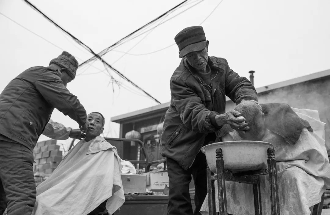 人文纪实彭汝昌摄影作品赏析乡村剃头匠