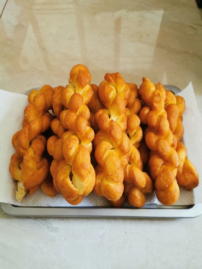 原创1分钟教你学会炸麻花,金黄酥脆,好吃不油腻,上桌就被抢光光!