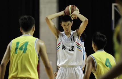 李楠的儿子17岁身高已达2米多,篮球天赋出众,确定打职业联赛