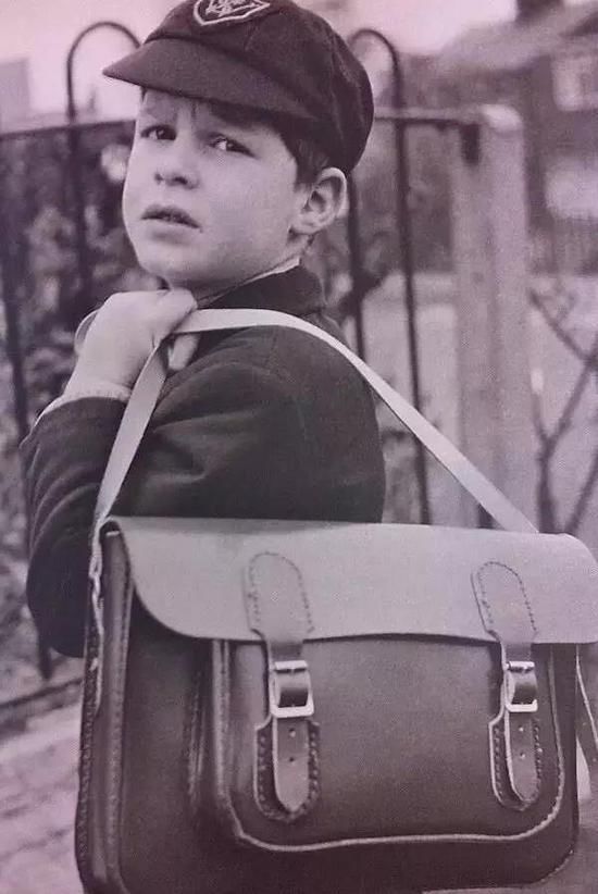 十八世纪,皮制的邮差包成为受欢迎的单品,成了英国学生人手一个的书包