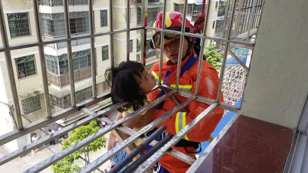 5岁女童头卡防盗网悬在空中!家长一定要小心这个安全杀手