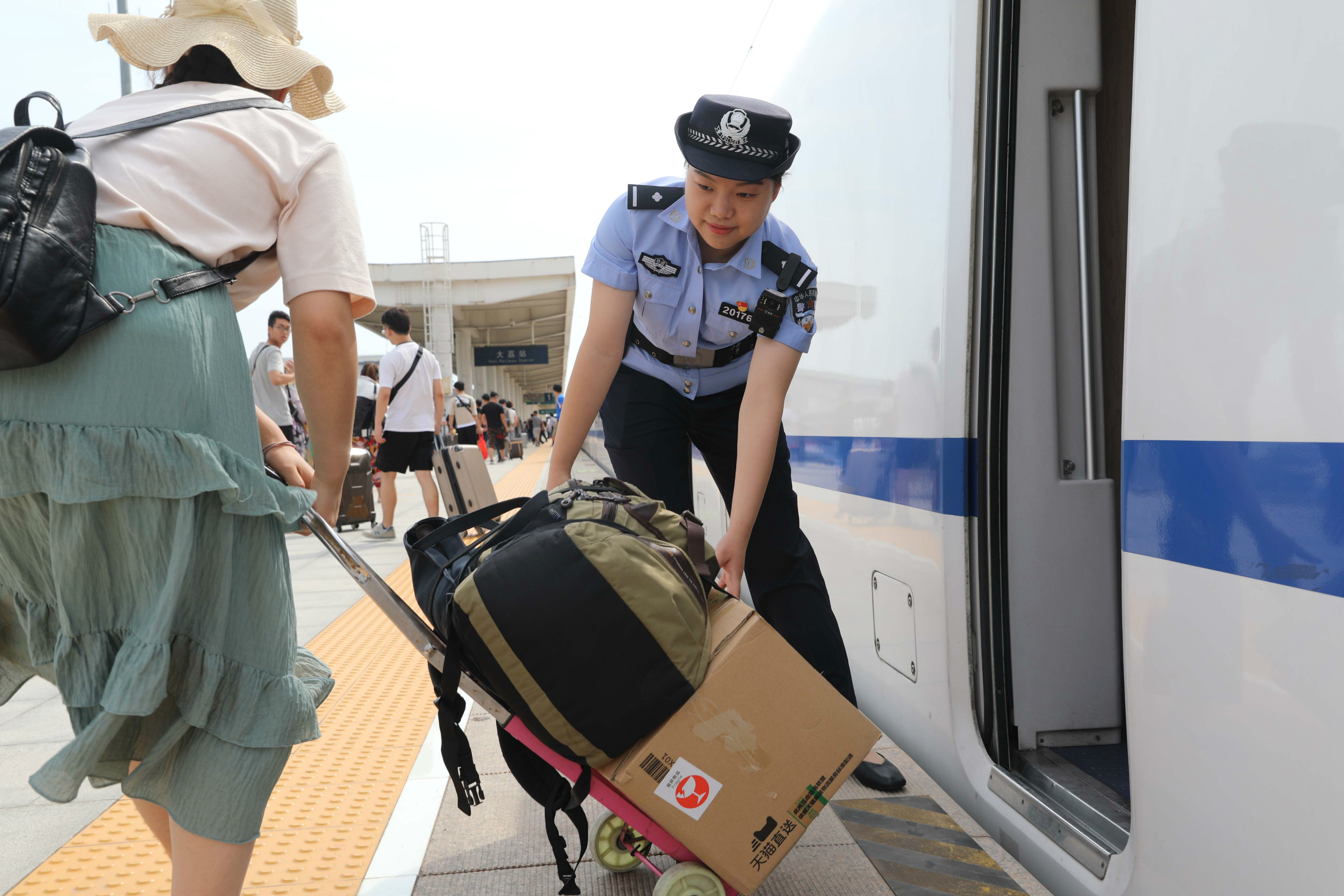 在祖国广袤的大地上,一个三代铁警之家用满腔热血和责任担当护航铁路