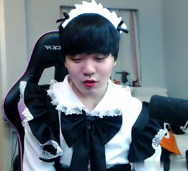 sneaky女装大佬地位动摇?姿态女装直播引热议