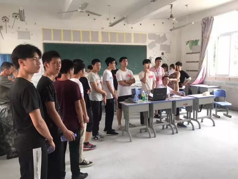 辖区内350名适龄青年在本村民兵营长带领下,陆续来到莆田十三中初检