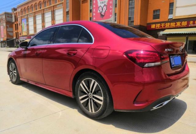 就如我们现在看到的这辆红色奔驰a级(参数|图片)车就是a180l;奔驰a180