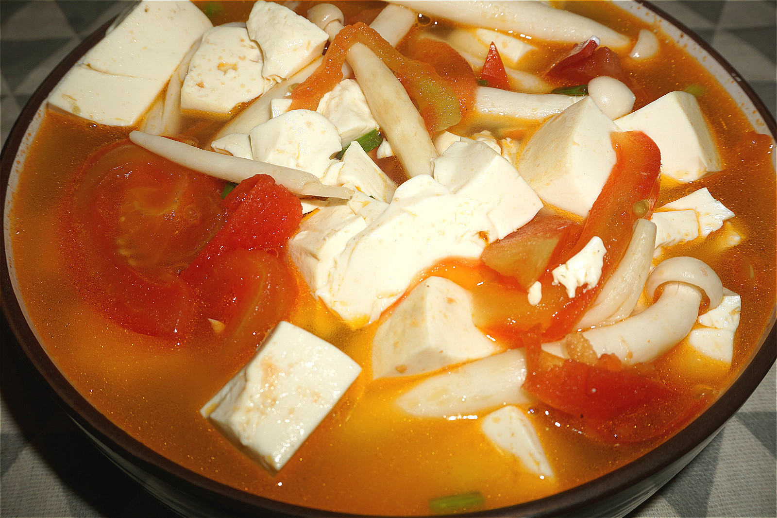 白蘑菇豆腐汤图片